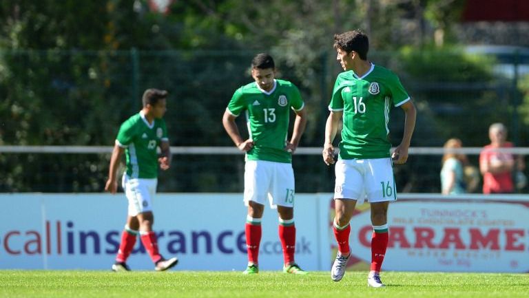 Jugadores de México cabizbajos en el encuentro contra República Checa
