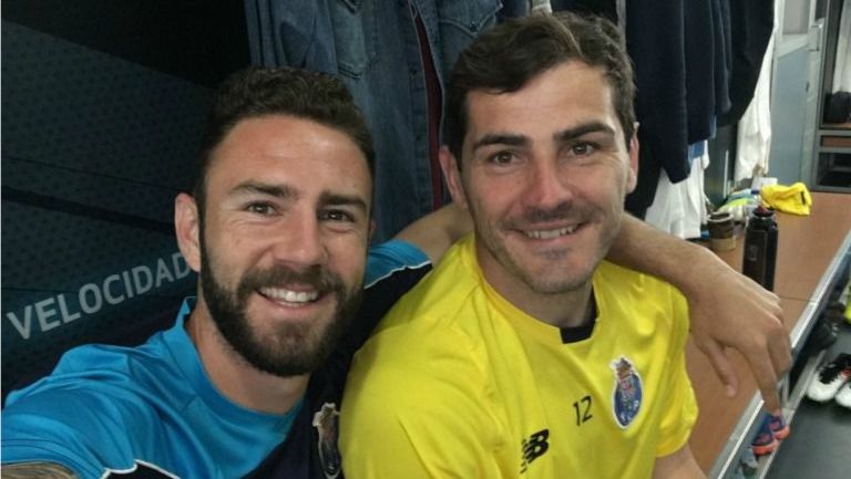 Miguel Layún y Iker Casillas, jugadores del Porto