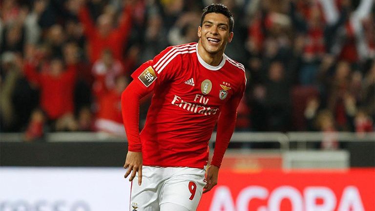 Jiménez, celebrando un gol con el Benfica