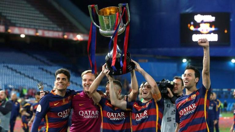 Jugadores del Barcelona levantan la Copa del Rey