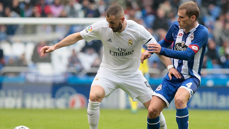 Karim Benzema contiene el balón en juego contra el Dépor