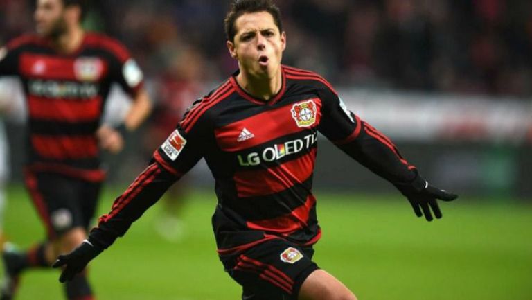 Chicharito celebra un gol con el Bayer Leverkusen