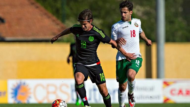 Fierro pelea un balón en el partido frente a Bulgaria