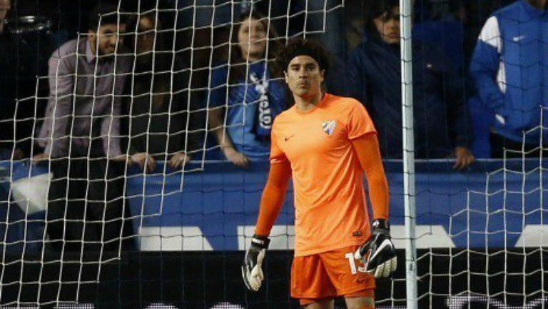 Guillermo Ochoa defendiendo el marco del Málaga