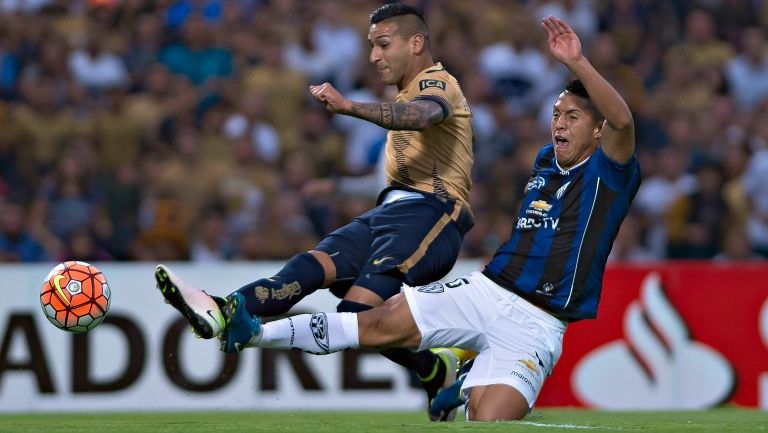 Sosa dispara para anotar el primer tanto de Pumas contra Independiente