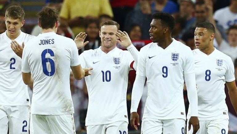 Rooney festeja gol en eliminatoria de Francia 2016