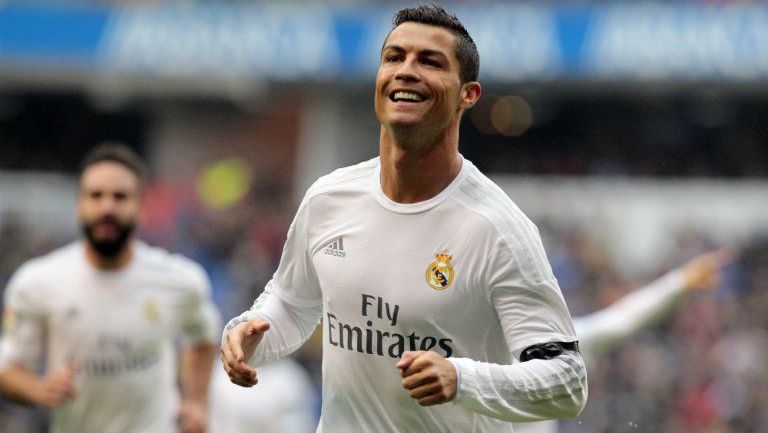 Ronaldo festeja tras anotar con el Madrid