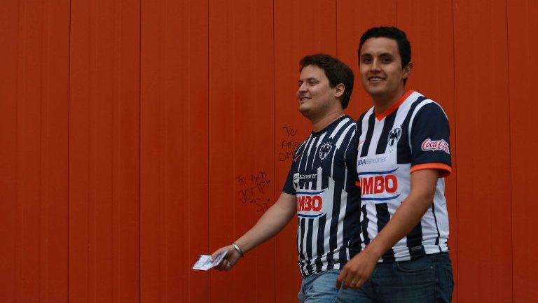 Aficionados de Rayados caminan en la Bella Airosa