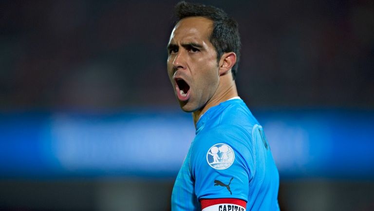 Claudio Bravo celebra un gol de su selección durante un encuentro de la última Copa América