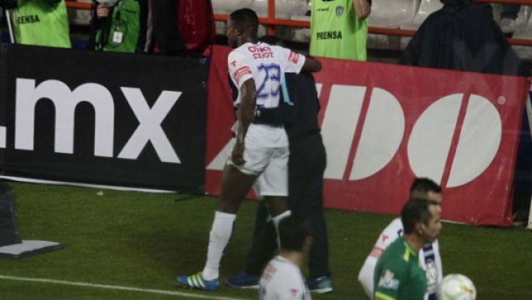 Murillo es auxiliado para abandonar la cancha