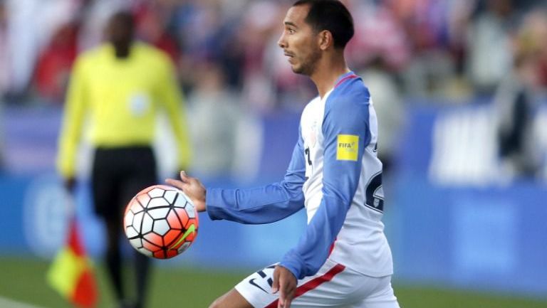 Castillo controla un balón en un partido con su selección