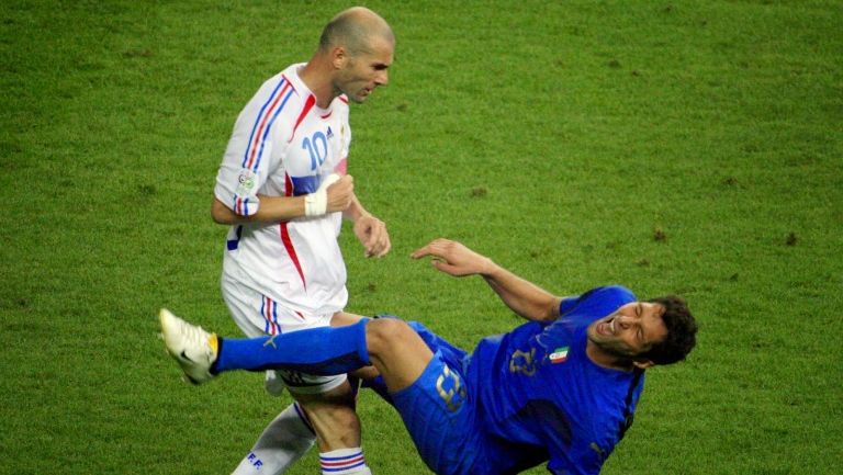 Zidane golpea a Materazzi con un cabezazo en el pecho durante la Final del Mundial 2006