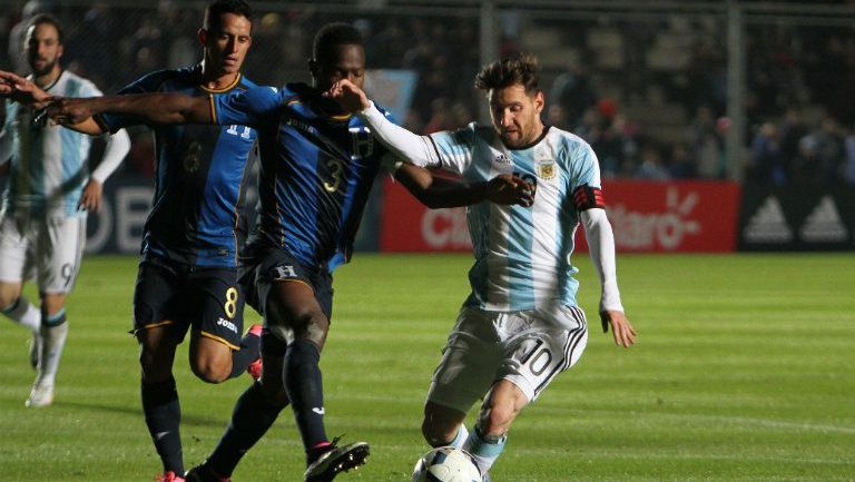 Messi disputa el balón con Figueroa en partido amistoso