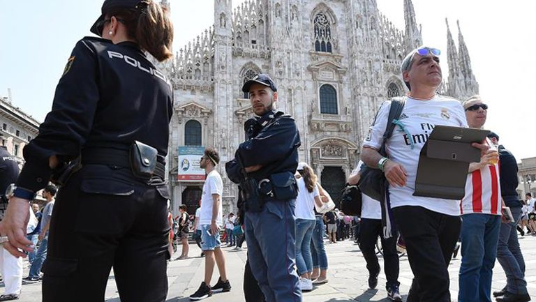 Policías resguardan a la ciudadanía en Milán