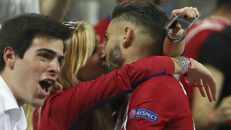 Momento del beso entre Ferreira Carrasco y su novia