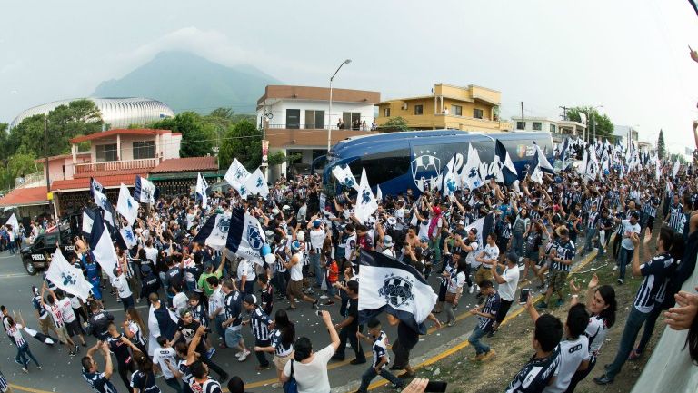 El camión de Rayados junto a sus aficionados llegando al estadio