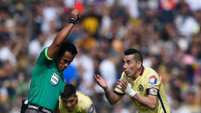 Rubens Sambueza es expulsado en un juego contra Pumas