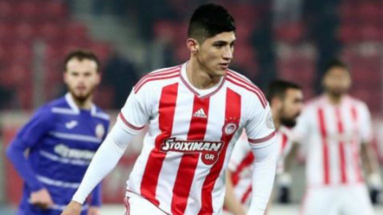 Alan Pulido disputa juego con Olympiacos