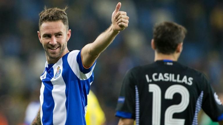 Miguel Layún celebra un gol con el Porto