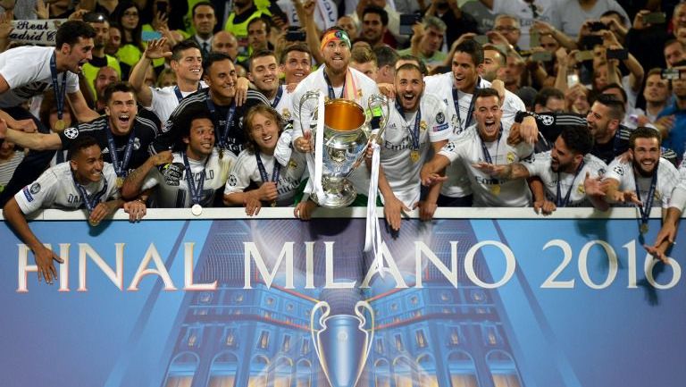 Jugadores del Real Madrid al levantar el trofeo de la Champions