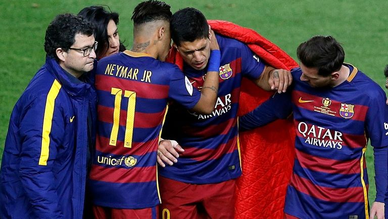 Luis Suárez, acompañado por Messi y Neymar, se retira lesionado del campo de juego durante la Final de la Copa del Rey
