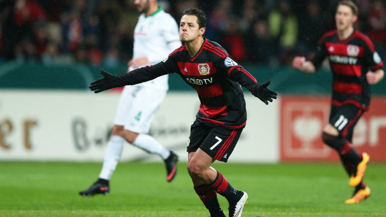 Chicharito celebra gol con el Leverkusen 