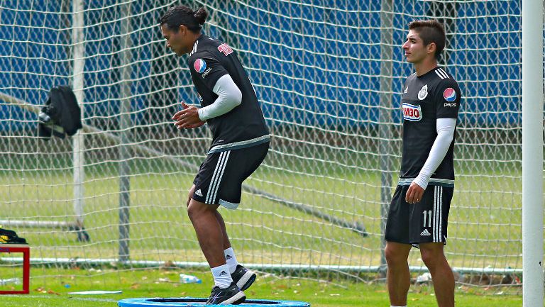 Peña y Brizuela en entrenamiento con Chivas