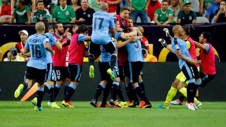 Jugadores uruguayos festejando el tanto de Godín