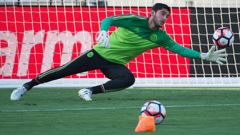 El portero Jesús Corona, durante el entrenamiento mexicano en el Rose Bowl de Pasadena