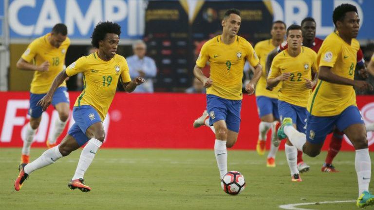 Willian conduce el esférico con Brasil