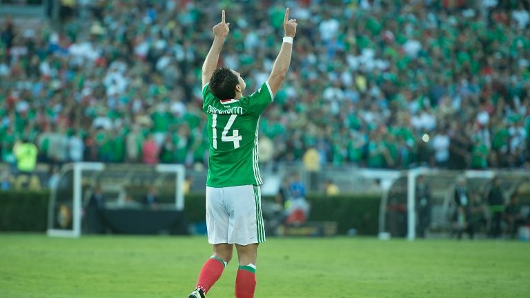 Chicharito Hernández celebrando un gol