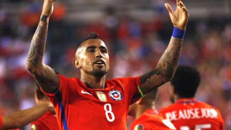 Vidal festeja frente a los aficionados de Chile