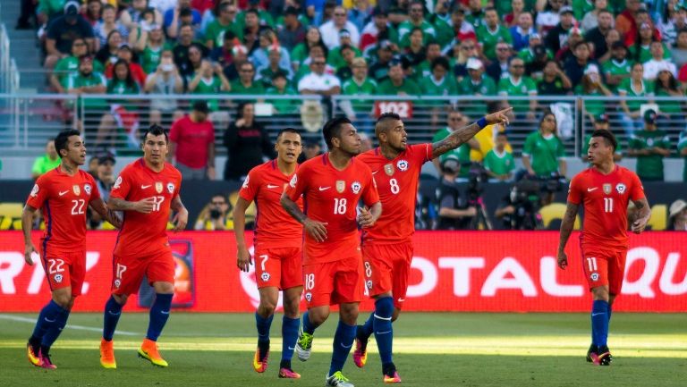 Jugadores chilenos festejando un tanto contra el Tri