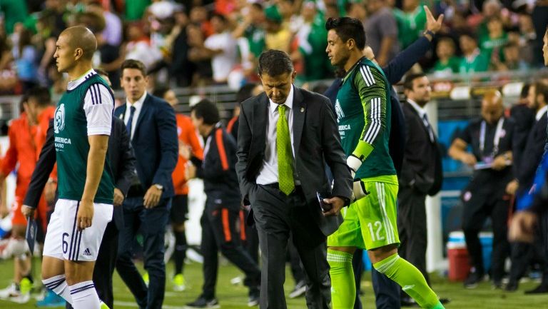 Juan Carlos Osorio sale cabizbajo luego de que México fue goleado por Chile