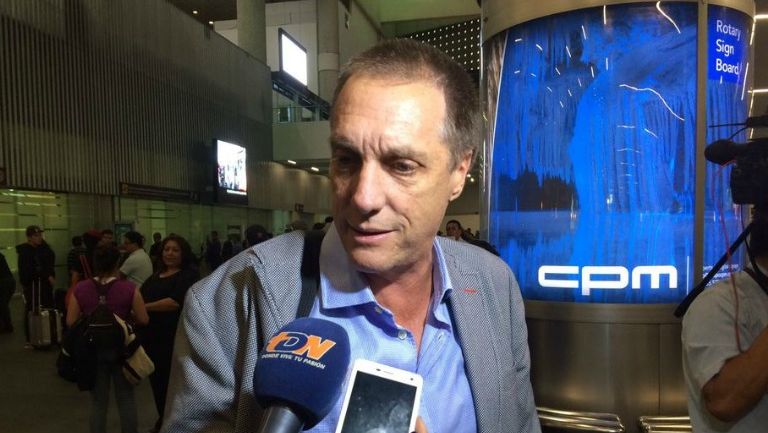 Rodrigo Ares de Parga dando unas palabras a los medios en el aeropuerto