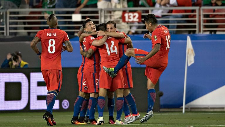 Los jugadores de Chile festejan uno de los 7 goles contra México