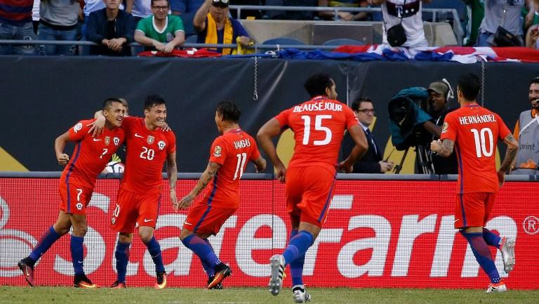 Jugadores de Chile celebran un gol en el Soldier Field