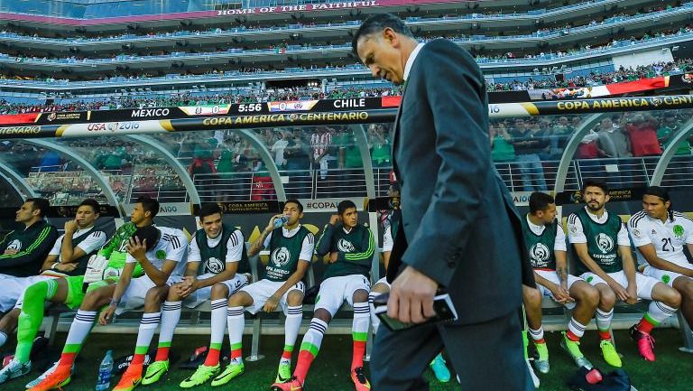 Osorio y algunos jugadores del Tri durante la Copa América Centenario