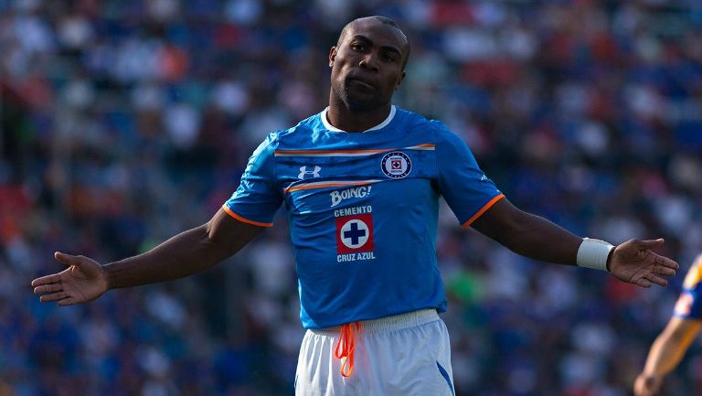 Guerrón se queja en un partido del Cruz Azul