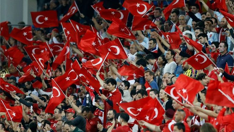Afición de Turquía, durante el duelo contra Rep. Checa en la Euro