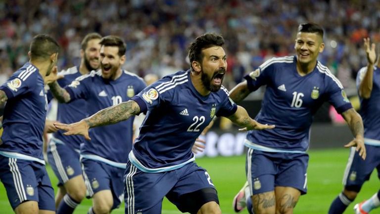 Ezequiel Lavezzi festeja un gol con Argentina