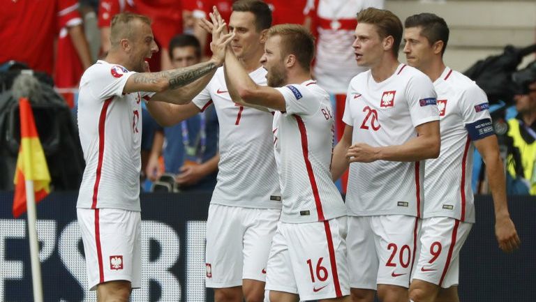 Jugadores de Polonia celebran el pase a Cuartos de Final