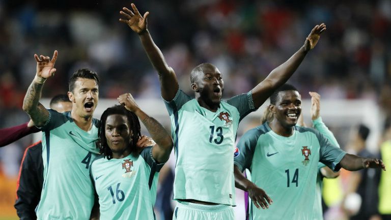 Jugadores de Portugal festejan pase a Cuartos