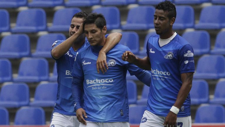 Ángel Reyna es felicitado por un gol contra Puebla