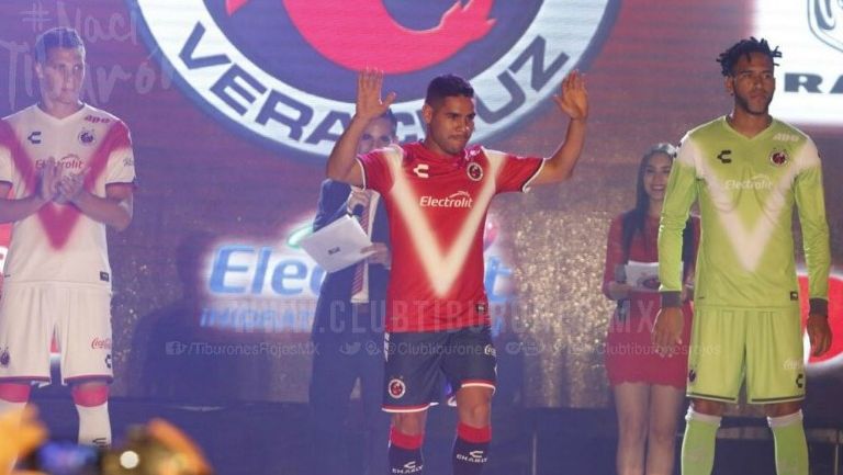 Los jugadores del Veracruz modelando las nuevas playeras