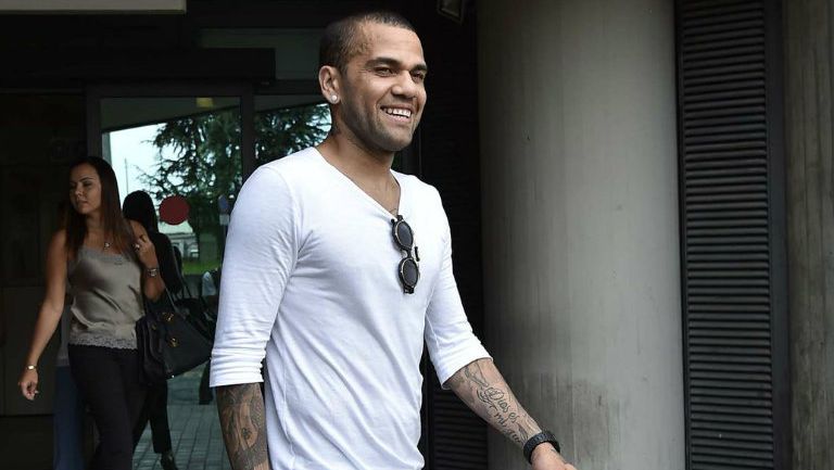 Dani Alves a su arribo a Turín 