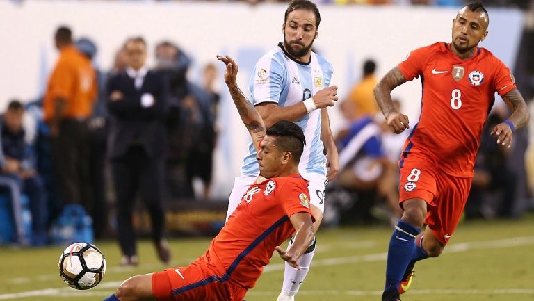 Gonzalo Higuaín en el partido contra Argentina