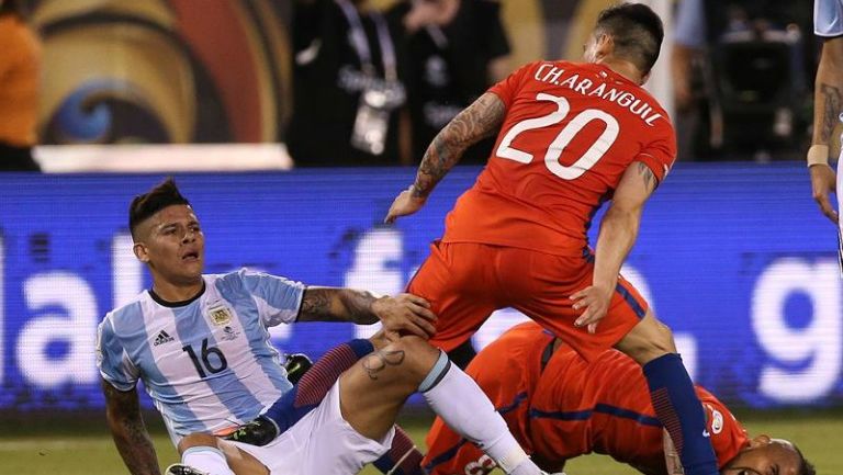 Marcos Rojo le comete la falta a Arturo Vidal