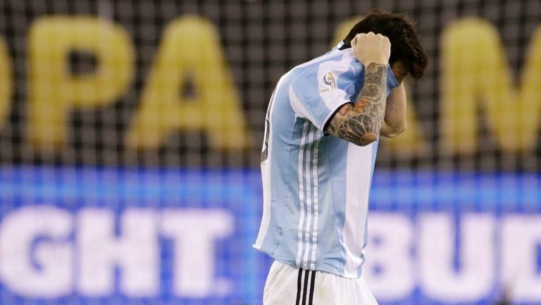 Lionel Messi se cubre la cara tras fallar el penalti