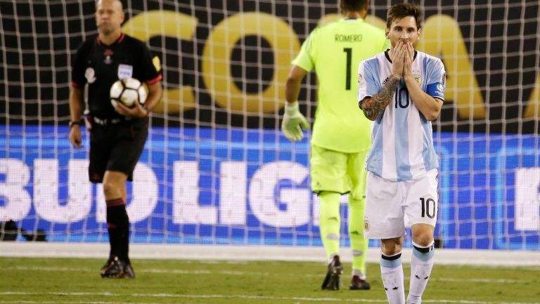 Lionel Messi, lamentando su falla desde los once pasos en CA
